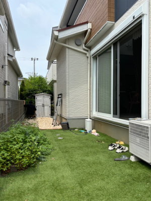 施工前の人工芝と化粧砂利敷きのみの庭
