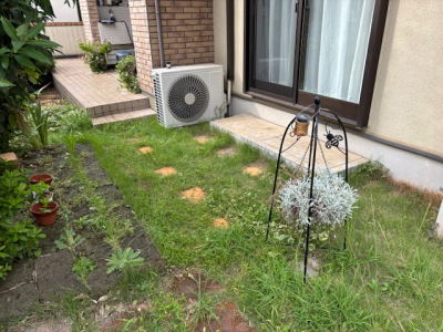 芝生と雑草のお手入れが大変だった施工前の庭