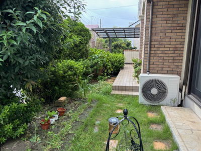 玄関ポーチ意外は芝生と土だった施工前の庭