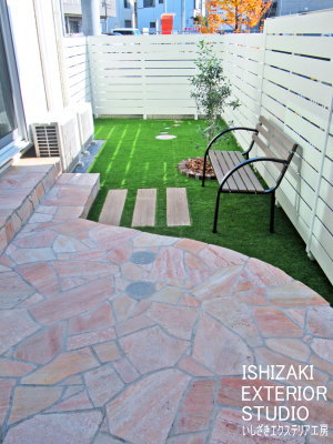 生垣を木調横張りフェンスにテラス、花壇を新設後