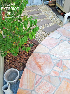 テラスとアプローチの間の花壇
