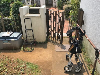 施工前の玄関から門扉へのアプローチ