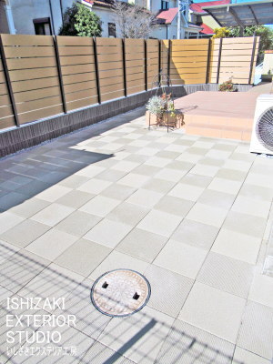 植栽は撤去して目隠しフェンスに、床は平板テラスを施工後