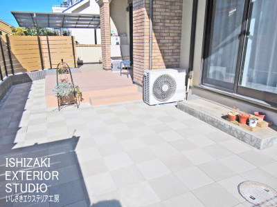 リビング前はタイルテラスに、その他は平板テラスに舗装後