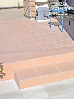 オレンジ系のテラコッタ調タイル