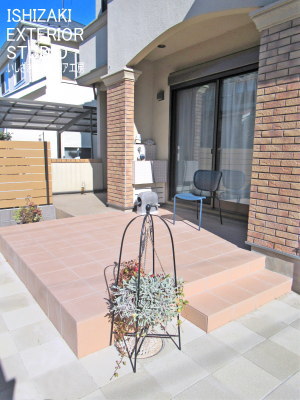 リビング側の掃き出し窓にはタイルテラスを設置