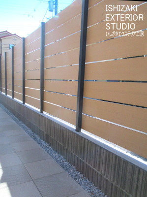 人工木材の目隠しフェンス