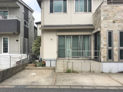 施工前のリビングに面したタイルテラスの庭