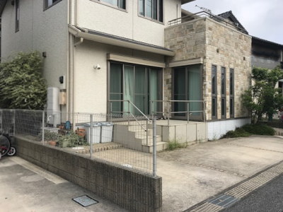 施工前の車庫と隣家境界のメッシュフェンス