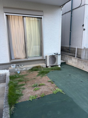 防草シートのみの施工前の庭