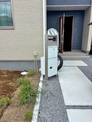 施工前の玄関アプローチと庭の境界部分