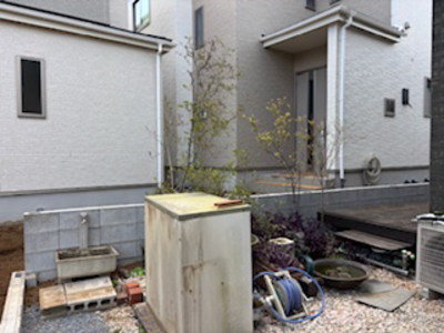 隣家の玄関から丸見えだった施工前の庭