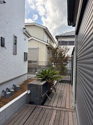 隣家境界ギリギリまで広がっている既存のウッドデッキ