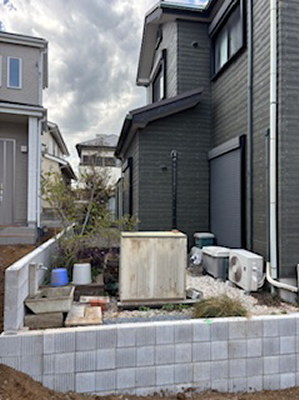 隣家側からの施工前の庭の様子