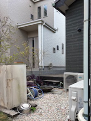 アプローチ側からの施工前の庭