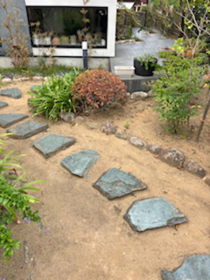 門扉からの玄関ポーチまでの施工前通路