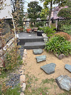 >階段の段差が大きくステップの石も地面から飛び出ていた施工前