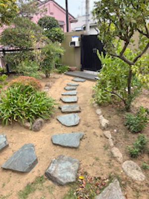 土＋ステップの歩き難い施工前の庭側小道