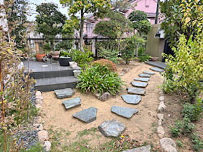 施工前の歩き難いステップと段差の大きい階段