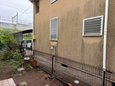 隣家側が丸見えだった施工前の庭