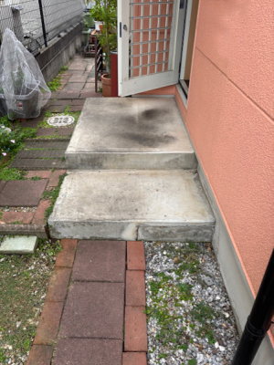土間コンクリートの店舗入口階段