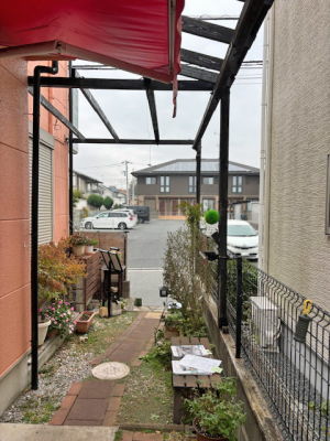 店舗側から見た施工前のパーゴラとアプローチ
