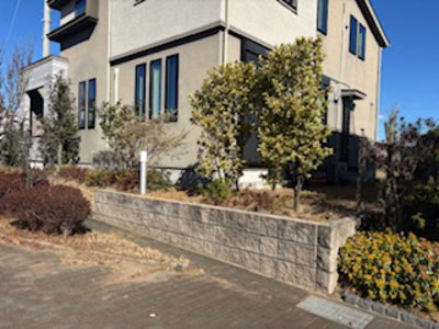 道路側から丸見えだった施工前の庭