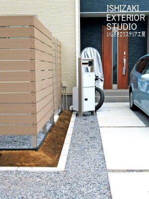 エッジで砂利止めした施工後の庭とアプローチ