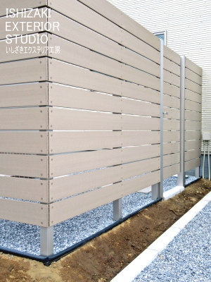 庭を囲む目隠しフェンスと出入り用の門扉