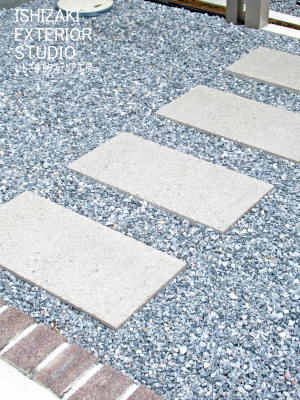 アイボリーの平板ステップと砂利