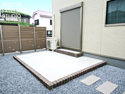 テラスと階段、平板ステップと砂利の施工後の庭