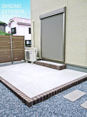 レンガ調縁取り×コンクリートのテラス