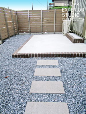 門扉を開けるとステップとテラスの庭