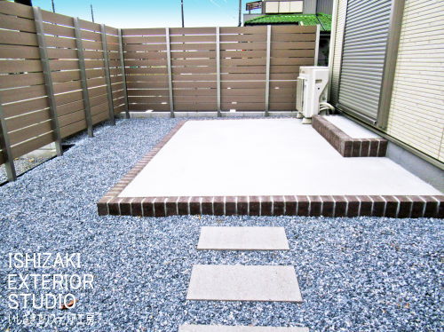 木調目隠しフェンス×門扉、テラスでプライバシーのある庭