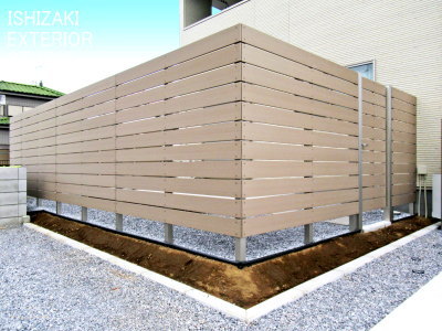 庭を囲う木調フェンスの目隠し