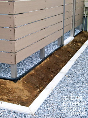 斜めに整地した土留めと区切りのエッジ