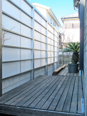 ウッドデッキを一部くり貫いて設置した柱