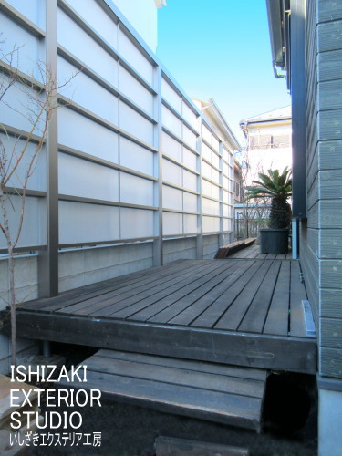 プラスG「Gスクリーン横格子」で目隠しされた庭