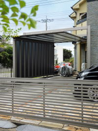 アーキフィールドでスタイリッシュな車庫に　白井市Ｎ邸