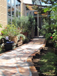 ガーデンルーム「ココマⅡ」＋乱形石貼りアプローチのお庭　白井市Ａ邸