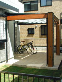 ガーデンパーゴラとテラスで庭×スポーツバイクのお手入れスペース　船橋市Ｆ邸