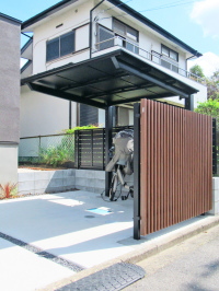 黒サイクルポート屋根でモダンな自転車置場に　我孫子市T邸