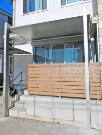 テラスSCの屋根×木調目隠しフェンスでモダンな小庭に　柏市K邸